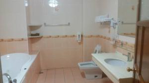 Phòng 4 Người Có Bồn Tắm (Quadruple Room with Bath)