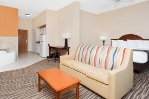 Deluxe King Suite with Hot Tub - Non-Smoking room in Baymont by Wyndham Augusta Riverwatch