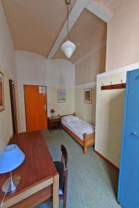Single Room with Shared Bathroom room in Die Fabrik - baxpax Hotel