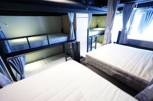 Giường Đơn Trong Phòng Nghỉ Tập Thể Cho Cả Nam Và Nữ (Single Bed in Mixed Dormitory Room)
