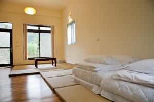 Phòng Giường Đôi Nhìn Ra Núi (Double Room with Mountain View)