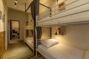 Phòng 4 người Có phòng tắm riêng (Quad with Private Bathroom)
