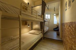 Phòng 4 người Có phòng tắm riêng (Quad with Private Bathroom)