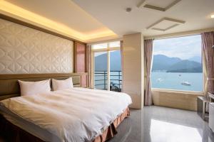 Phòng Đôi Hướng Hồ Có Ban Công (Lake View Double Room with Balcony)