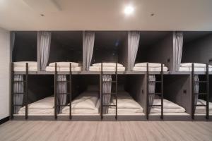 Giường trong phòng ngủ tập thể dành cho nam (Bed in Male Dormitory Room)