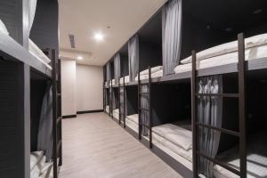 Giường trong phòng ngủ tập thể dành cho nam (Bed in Male Dormitory Room)