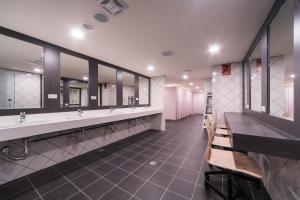 Phòng Gia Đình 4 Người Với Phòng Tắm Chung (4 Person Family Room with Shared Bathroom )