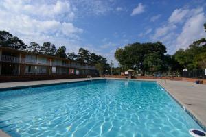 Calloway Inn and Suites - image 2