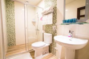Phòng Bốn Người Có Phòng Tắm Riêng (Quadruple Room with Private Bathroom)