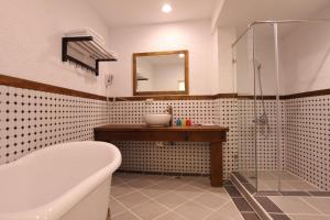 Phòng 4 Người Có Bồn Tắm (Quadruple Room with Bath)