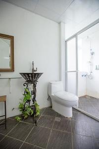 Phòng gia đình với phòng tắm riêng. (Family Room with Private Bathroom)
