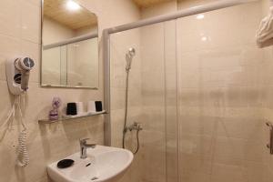 Phòng 4 người có ban công (Quadruple Room with Balcony)
