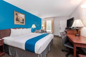 King Room - Non-Smoking room in Baymont by Wyndham Duncan/Spartanburg