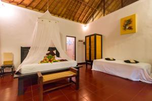Phòng Deluxe Nhìn Ra Hồ Bơi (Deluxe Room with Pool View)