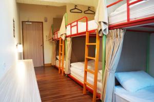 Giường Tầng Trong Phòng Ngủ Tập Thể Cho Nam Và Nữ (Bunk Bed in Mixed Dormitory Room)
