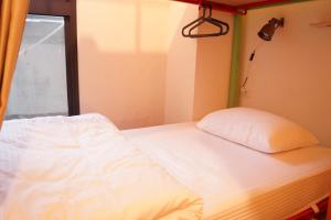 Giường trong phòng ngủ tập thể nam có 4 giường (Bed in 4-Bed Male Dormitory Room)