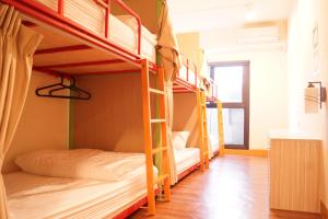 Giường trong phòng ngủ tập thể dành cho nữ (Bed in Female Dormitory Room)