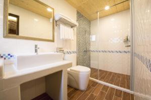 Phòng Bốn Người Có Phòng Tắm Riêng (Quadruple Room with Private Bathroom)