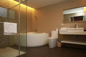 Phòng 4 Người Có Bồn Tắm (Quadruple Room with Bath)
