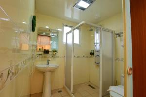 Phòng gia đình với phòng tắm riêng. (Family Room with Private Bathroom)