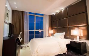 Premium 3-Bedroom Apartment with City View room in Platinum One Suites