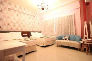 Phòng 4 Người Có Ban Công (Quadruple Room with Balcony)