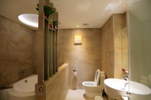 Phòng Deluxe Giường Đôi Có Ban Công (Deluxe Double Room with Balcony)