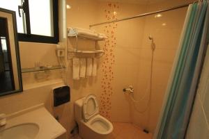 Phòng 4 Người Có Phòng Tắm (Quadruple Room with Bathroom)
