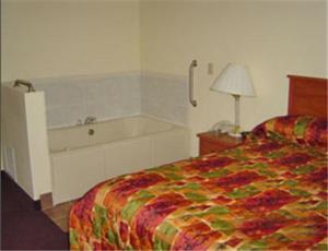 King Room with Spa Bath - Smoking room in Hometown Inn & Suites