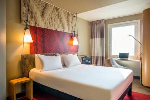 Superior Double Room with One Double Bed room in Ibis Schiphol Amsterdam Airport
