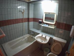 Phòng 4 Người Có Bồn Tắm (Quadruple Room with Bath)