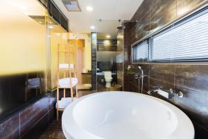 Phòng 4 người có phòng tắm (Quadruple Room with Bathroom)
