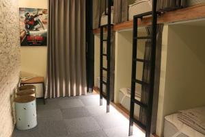 Giường trong phòng ngủ tập thể nam 6 người (Bed in 6-Bed Male Dormitory Room)