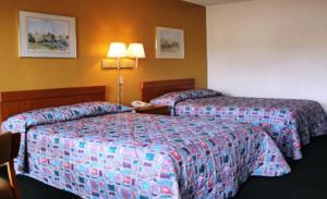 Double Room with Two Double Beds - Smoking room in Speedway Inn