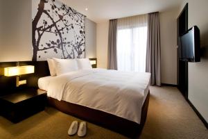 Phòng Loại Sang Giường Đôi Có Ban Công – Cấm Hút Thuốc (Deluxe Double Room with Balcony - Non-Smoking)