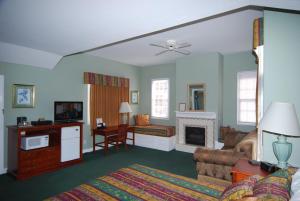 Deluxe King Room with Fireplace room in Rose Garden Inn