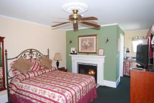 Deluxe Queen with Fireplace  room in Rose Garden Inn