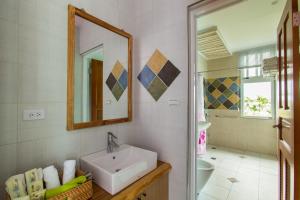 Phòng gia đình với phòng tắm riêng. (Family Room with Private Bathroom)