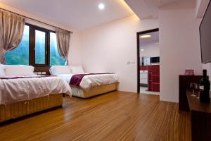 Phòng hướng núi có 2 giường Queen (2 Queen Bed Mountain View)
