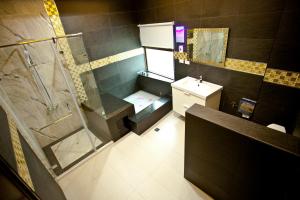 Phòng 4 người có phòng tắm riêng (Quadruple Room with Private Bathroom)