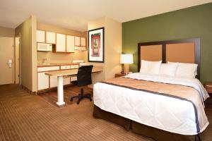 Queen Studio - Non-Smoking room in Extended Stay America Suites - Fort Lauderdale - Cypress Creek - NW 6th Way