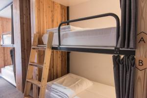 Giường Trong Phòng Tập Thể Cả Nam Và Nữ 6 Giường (Bed in 6-Bed Mixed Dormitory Room)