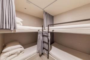Phòng Gia Đình 4 Người Với Phòng Tắm Chung (4 Person Family Room with Shared Bathroom )