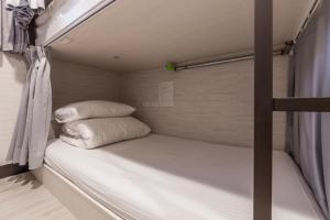 Phòng Gia Đình 6 Người Với Phòng Tắm Chung (6 Person Family Room with Shared Bathroom )