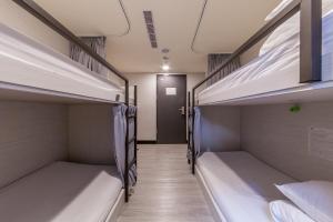 Phòng Gia Đình 4 Người Với Phòng Tắm Chung (4 Person Family Room with Shared Bathroom )