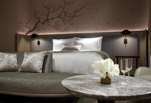 Suite Đẳng Cấp Giường Đôi Có Phòng Tắm Ngắm Cảnh (Premier Suite Double Scenic Bath )