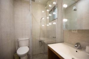 Phòng Giường Đôi/2 Giường Đơn Có Phòng Tắm Riêng (Double or Twin Room with Private Bathroom)