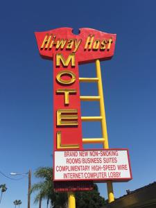 Hi-Way Host Motel - image 1