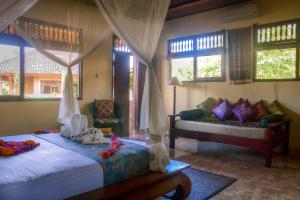 Phòng Giường Đôi Lớn Cao Cấp có Ban Công (Superior Queen Room with Balcony)