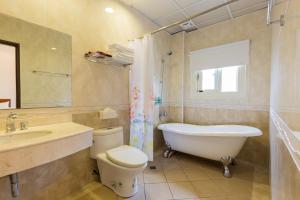 Phòng 4 Người Có Ban Công (Quadruple Room with Balcony)